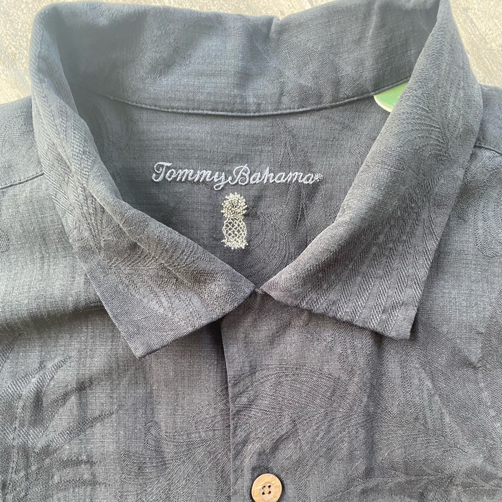 Tommy Bahama mens button up shirt (L)